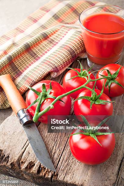 Photo libre de droit de Jus De Tomate Et Tomates Fraîches banque d'images et plus d'images libres de droit de Acier - Acier, Agriculture, Aliment