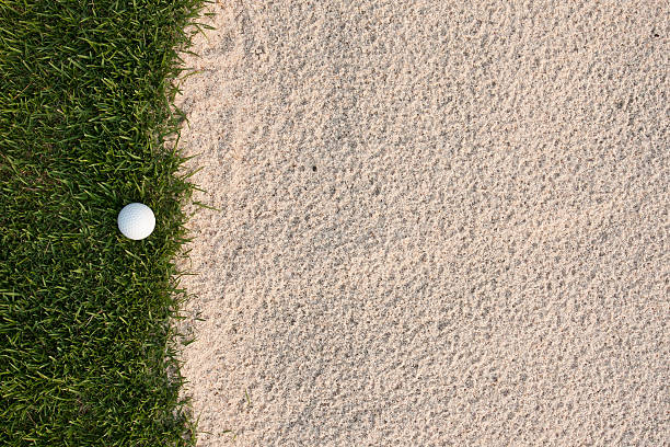 골프공 및 모래 벙커 - 모래 구덩이 뉴스 사진 이미지