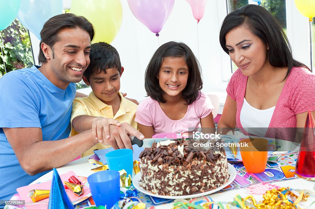 Famiglia asiatica indiana celebrando la festa di compleanno di taglio della torta - Foto stock royalty-free di Dolce