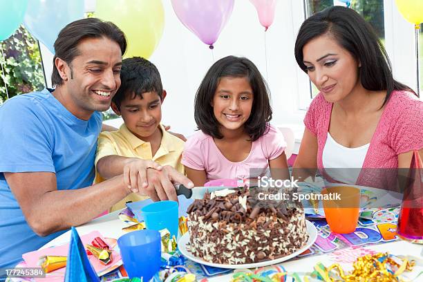 Famiglia Asiatica Indiana Celebrando La Festa Di Compleanno Di Taglio Della Torta - Fotografie stock e altre immagini di Dolce