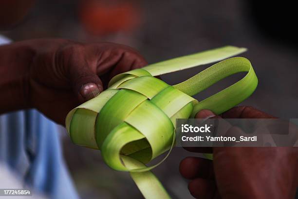 Foto de Ketupat Maker e mais fotos de stock de Alegoria - Alegoria, Arroz - Alimento básico, Arte e Artesanato - Assunto