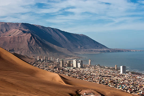 iquique atrás de uma enorme dunas, norte do chile - desert road fotos imagens e fotografias de stock