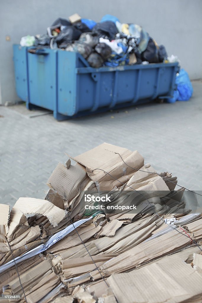 Separa cartón en la parte delantera, contenedores de residuos con nonsorted perdido - Foto de stock de Alambre libre de derechos