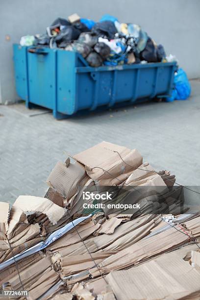 Photo libre de droit de Segregated En Carton Sur Le Devant Avec Des Conteneurs De Déchets Nonsorted Perdu banque d'images et plus d'images libres de droit de Affaires