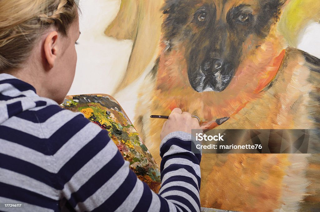 Femmina mano e Painting - Foto stock royalty-free di Cane