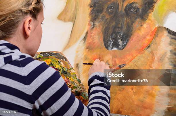 Femmina Mano E Painting - Fotografie stock e altre immagini di Cane - Cane, Dipinto, Dipingere