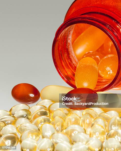 Macro De Cápsulas De Aceite De Pescado En Frasco De Rx Foto de stock y más banco de imágenes de Asistencia sanitaria y medicina