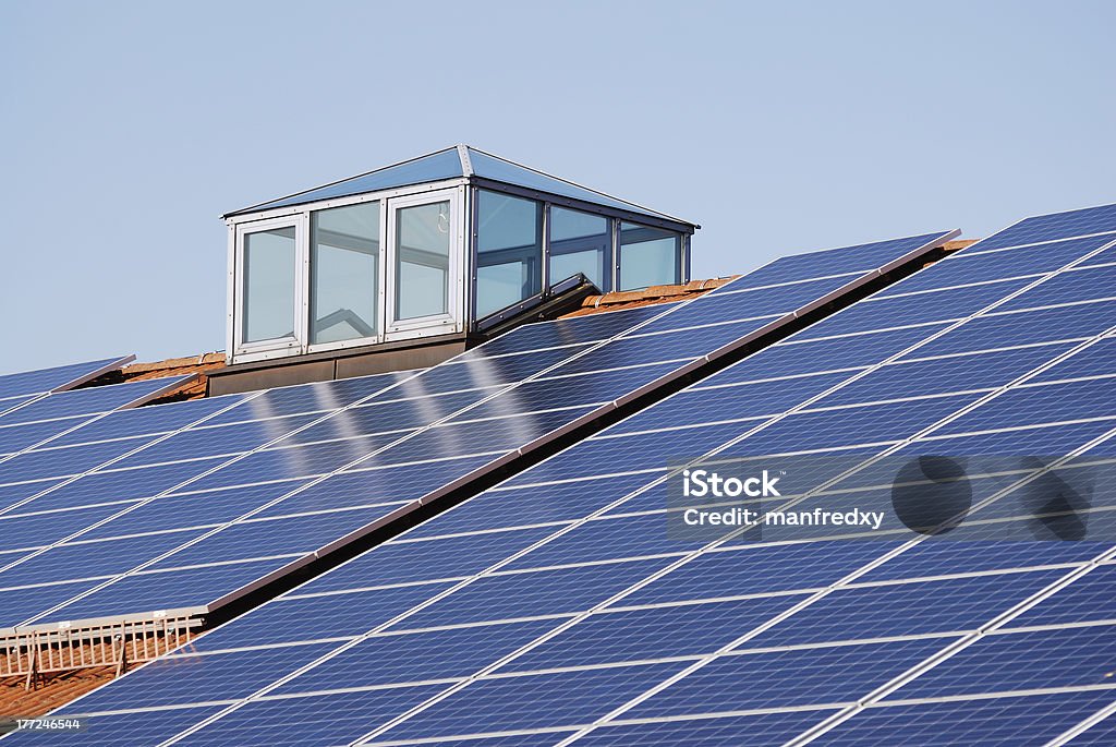 Verde energía fotovoltaica - Foto de stock de Característica arquitectónica libre de derechos