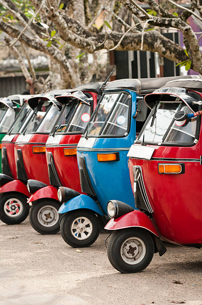 tuk-tuk ist eine beliebte asiatische transport als taxi. - sri lanka jinrikisha rickshaw tricycle stock-fotos und bilder