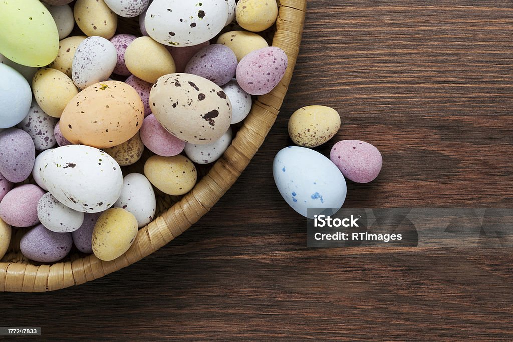 Illuminato cioccolato uova di Pasqua in un cestino - Foto stock royalty-free di Chiazzato