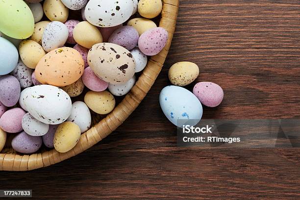 Foto de Chocolate Salpicado De Ovos De Páscoa Em Uma Cesta e mais fotos de stock de Chocolate