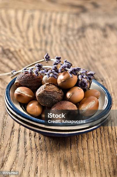 Frutti Di Argan In Un Piatto - Fotografie stock e altre immagini di Albero di argan - Albero di argan, Alimentazione sana, Bellezza