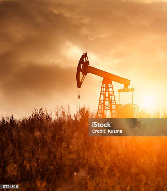 Bomba De Petróleo Silhoutte Foto de stock y más banco de imágenes de Bomba de petróleo - Bomba de petróleo, Calor, Cielo