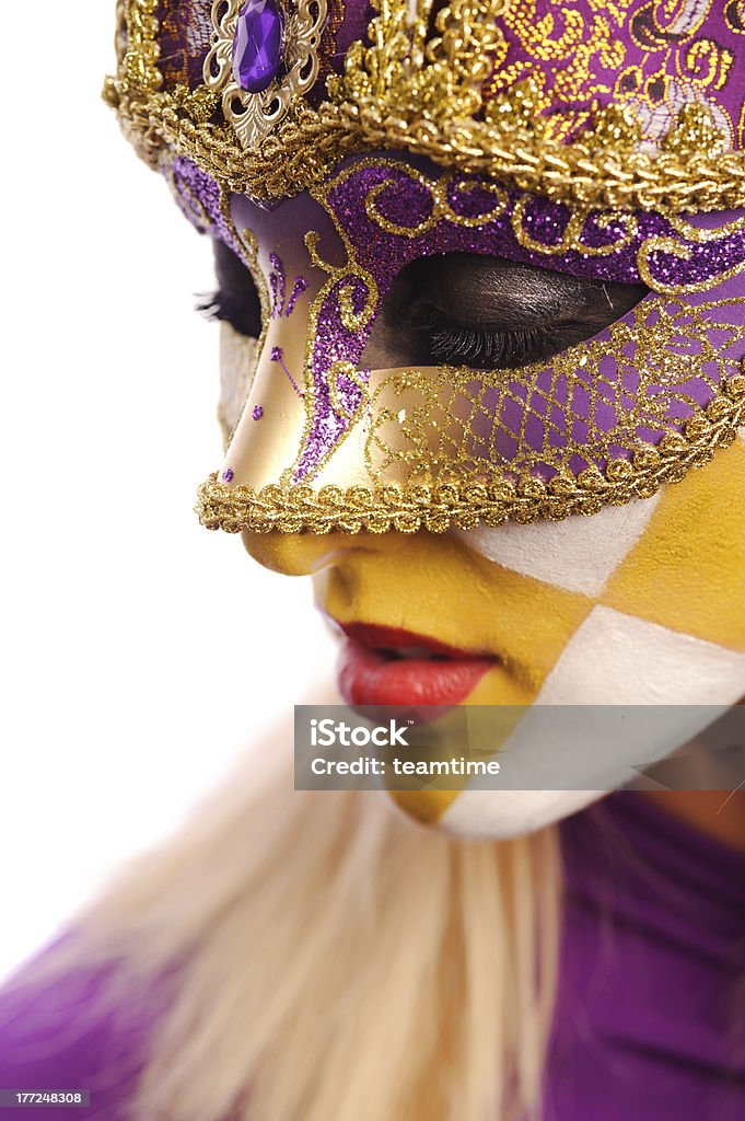 Femme au Masque de carnaval violet - Photo de Adulte libre de droits