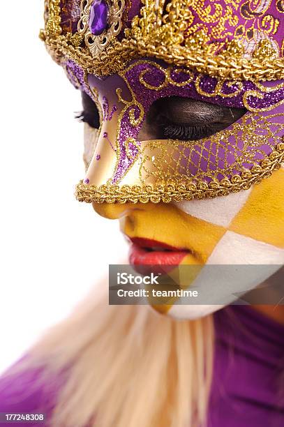 Photo libre de droit de Femme Au Masque De Carnaval Violet banque d'images et plus d'images libres de droit de Adulte - Adulte, Arlequin, Arts Culture et Spectacles