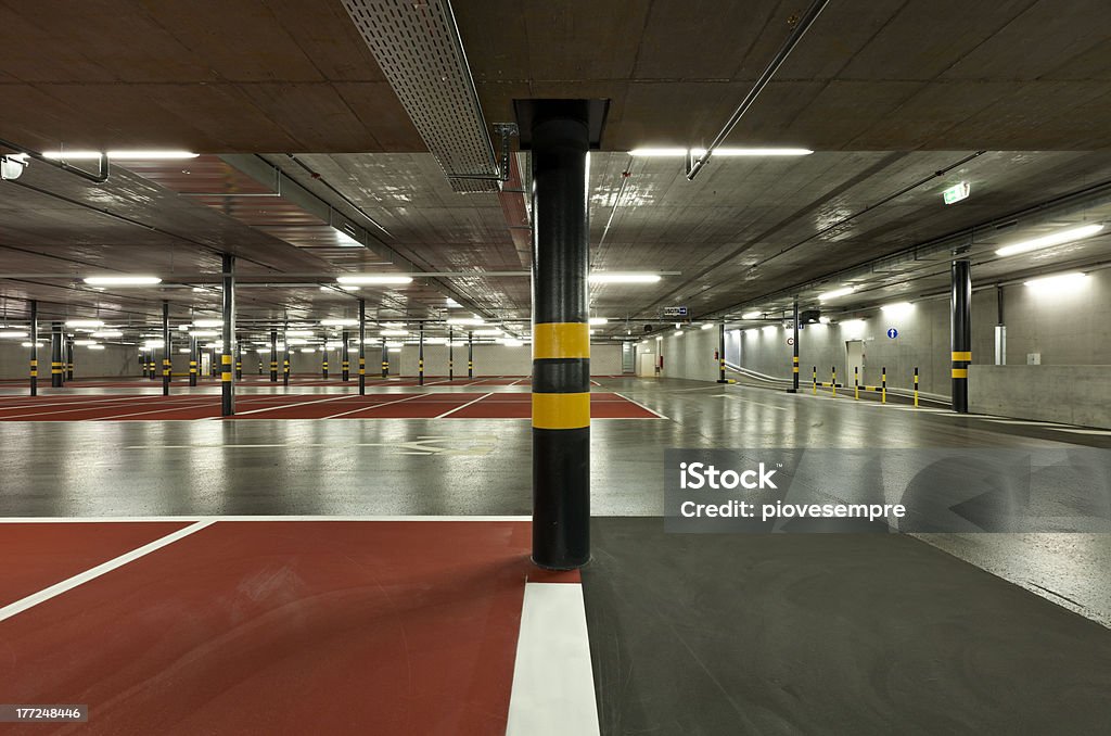 Nowy parking podziemny - Zbiór zdjęć royalty-free (Architektura)