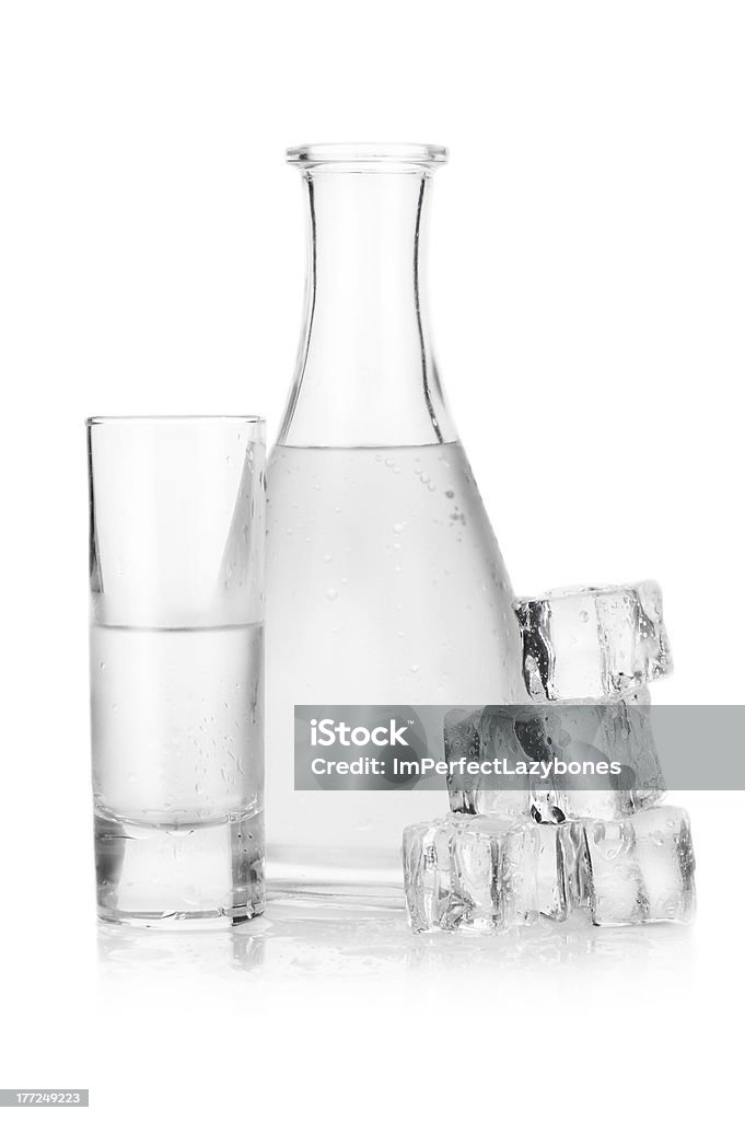 Jarra de vodka helada y vidrio - Foto de stock de Bebida libre de derechos
