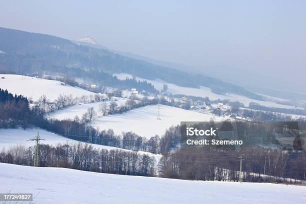 Montanhas Cobertas De Neve - Fotografias de stock e mais imagens de Alpes Europeus - Alpes Europeus, Alto - Descrição Física, Ao Ar Livre