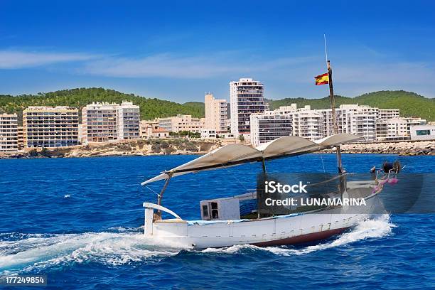 Ibiza Barche Nella Baia Di San Antonio De Portmany - Fotografie stock e altre immagini di Acqua - Acqua, Ambientazione esterna, Andare in motoscafo