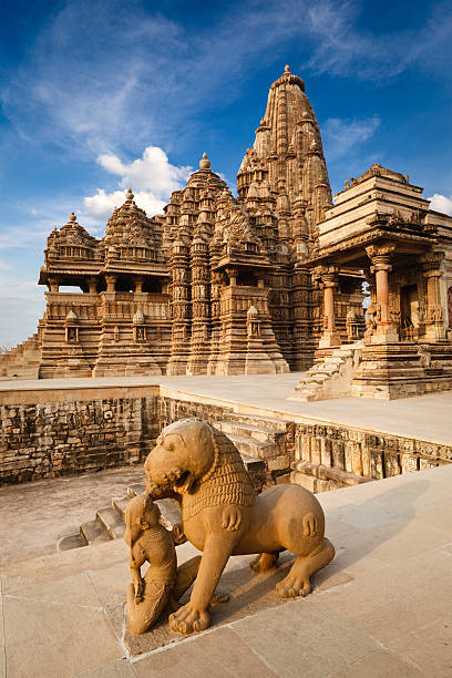 cama king y león lucha estatua, kandariya mahadev temple - khajuraho india indian culture temple fotografías e imágenes de stock