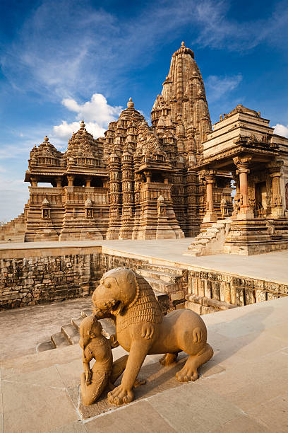 avec très grand lit et d'un lion lutte statue, kandariya mahadev temple - sculpture khajuraho india indian culture photos et images de collection