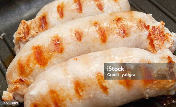 Deliciosos Salchichas A La Parrilla Foto de stock y más banco de imágenes de Alimento - Alimento, Alimentos cocinados, Asado - Alimento cocinado