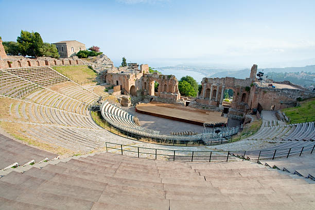 anfiteatro antico teatro greco, taormina - outdoors city life urban scene city foto e immagini stock