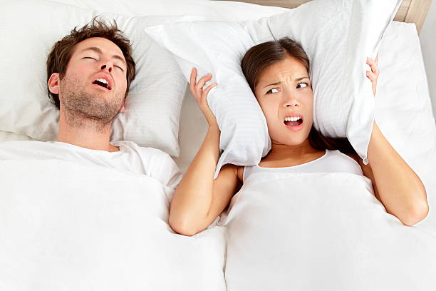 schnarchen mann-paar im bett - couple love snoring sleeping stock-fotos und bilder