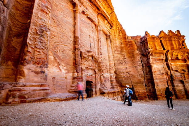 entrada na caverna de rocha petra, jordânia - petra ancient civilization jordan cave - fotografias e filmes do acervo