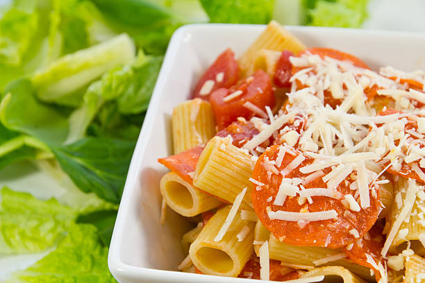 Con una ensalada de Pasta - foto de stock