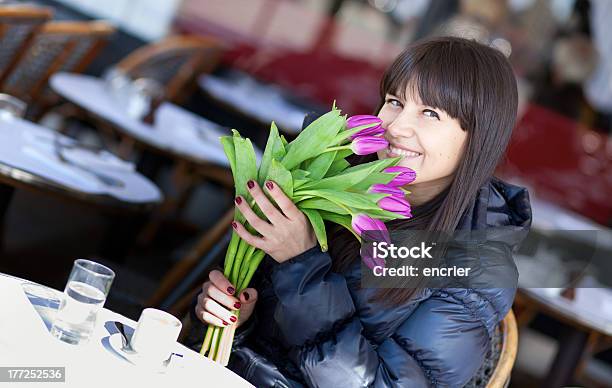 Foto de Sorrindo Linda Mulher Com Tulipas Brunette e mais fotos de stock de Adulto - Adulto, Asiático e indiano, Bebida