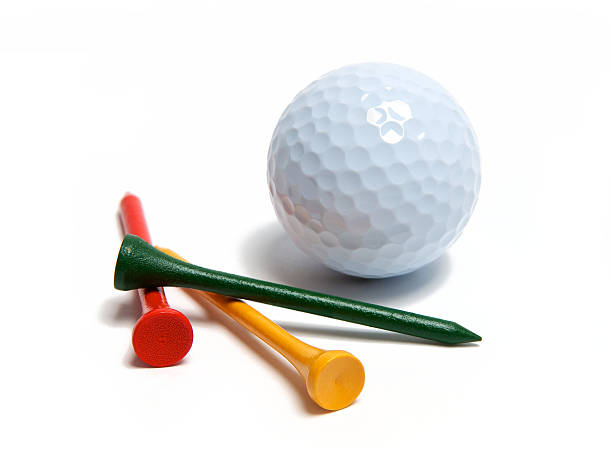 golf ball aislado en blanco con conexiones en t - tee fotografías e imágenes de stock
