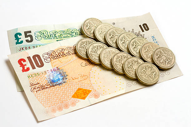 バンクノートとポンドの硬貨 - number 10 gold business paper currency ストックフォトと画像
