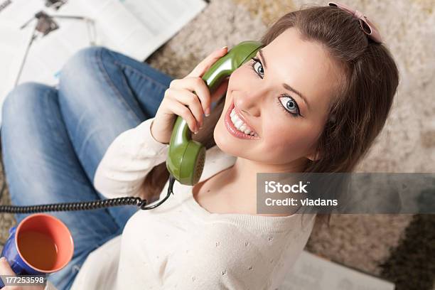 Al Telefono - Fotografie stock e altre immagini di Abbigliamento casual - Abbigliamento casual, Adulto, Affari