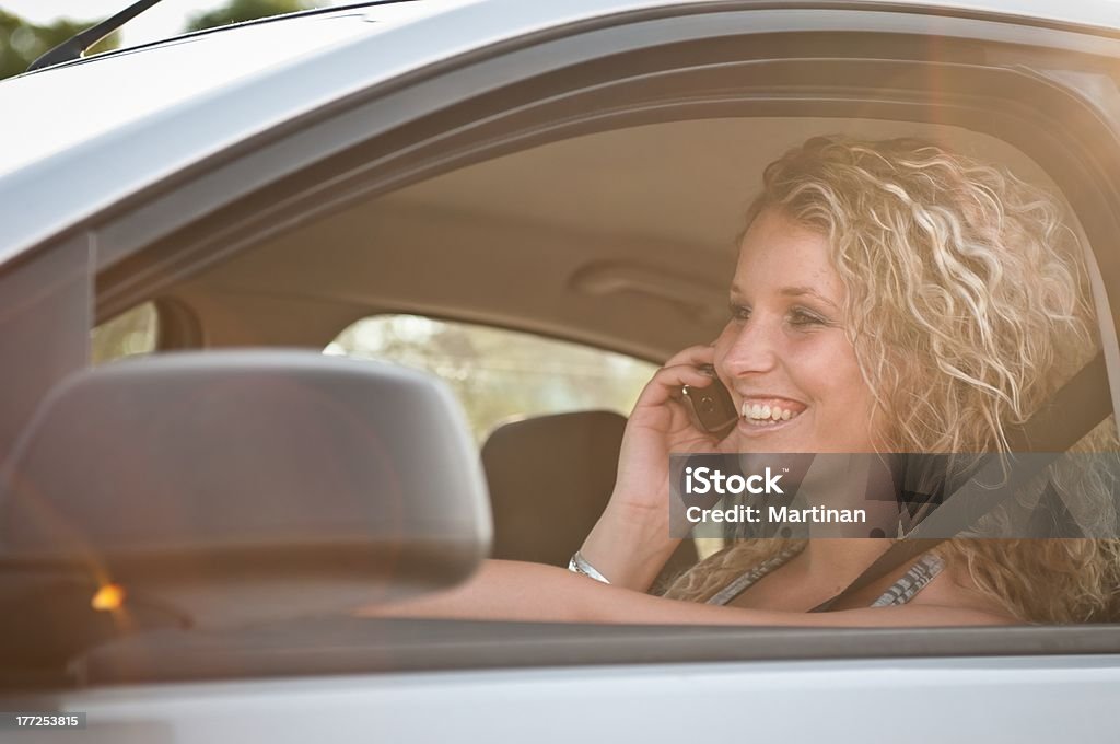 Retrato de jovem sorridente Mulher dirigindo carro - Foto de stock de Adulto royalty-free