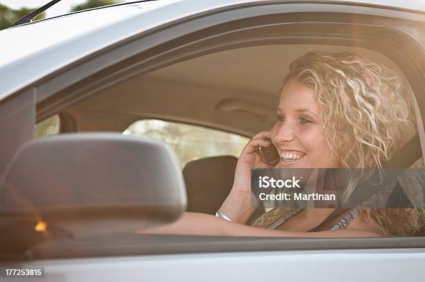 Foto de Retrato De Jovem Sorridente Mulher Dirigindo Carro e mais fotos de stock de Adulto - Adulto, Assento de veículo, Beleza