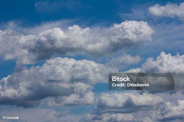 Fundo Nuvens Cumulus - Fotografias de stock e mais imagens de Ao Ar Livre - Ao Ar Livre, Computação em nuvem, Conceito