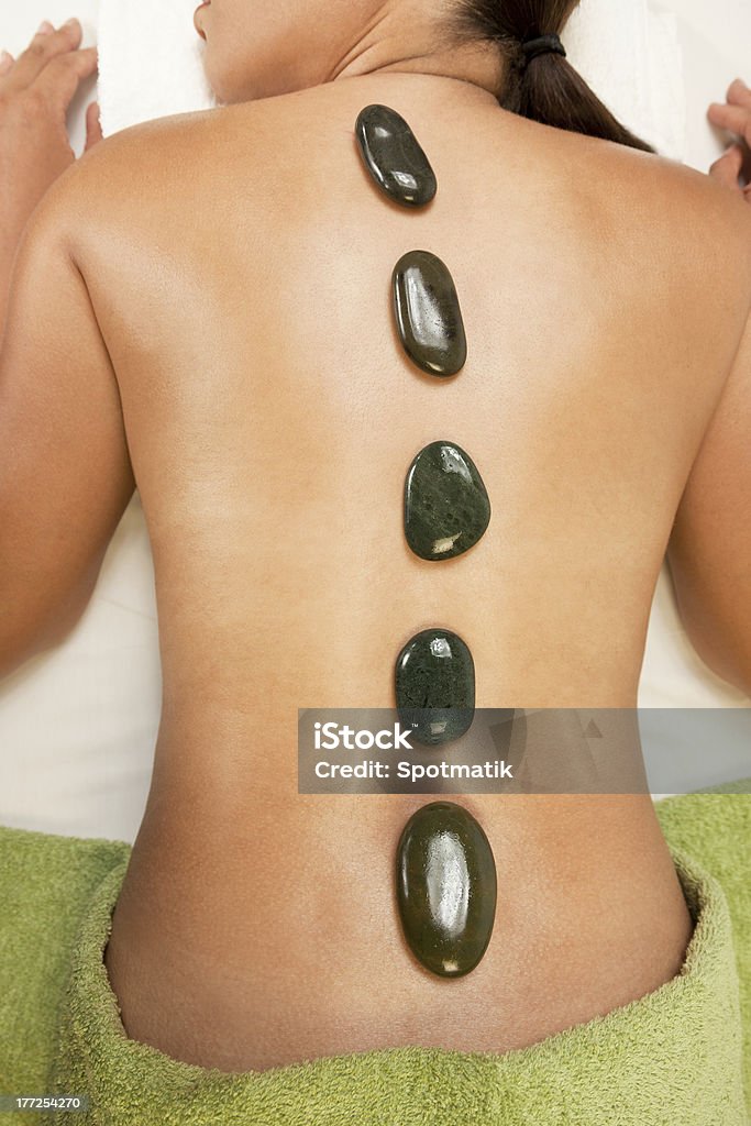 Kobieta w Spa zdrowotne gorący Kamień terapii masażu - Zbiór zdjęć royalty-free (Afroamerykanin)