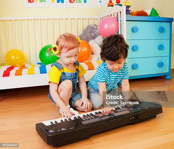 Foto de Vamos Jogar Música e mais fotos de stock de Piano - Piano, 2-3 Anos, Adulto