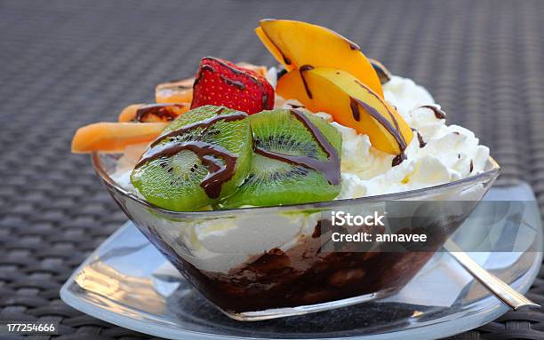 Foto de Icecream E Frutas e mais fotos de stock de Batido - Batido, Branco, Chocolate