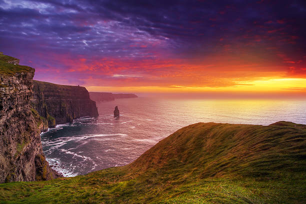 penhascos de moher ao pôr do sol - republic of ireland cliffs of moher panoramic cliff imagens e fotografias de stock