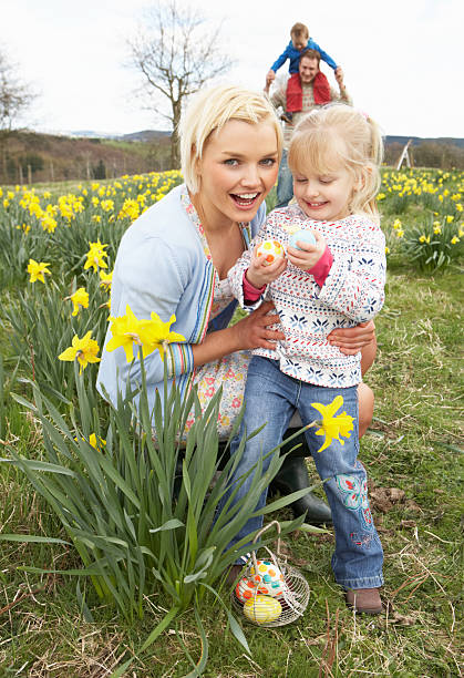 istock Family On Easter Egg Hunt In Daffodil Field 177255403