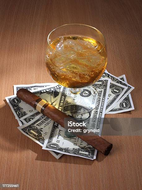 Charuto E Dólares - Fotografias de stock e mais imagens de Bebida - Bebida, Bebida Alcoólica, Brandy
