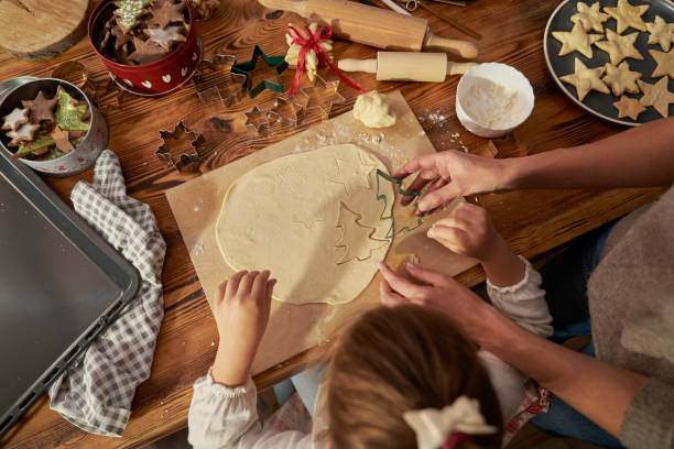 부엌에서 크리스마스 시간에 쿠키를 만드는 딸을 가진 백인 여성 - pastry cutter family holiday child 뉴스 사진 이미지