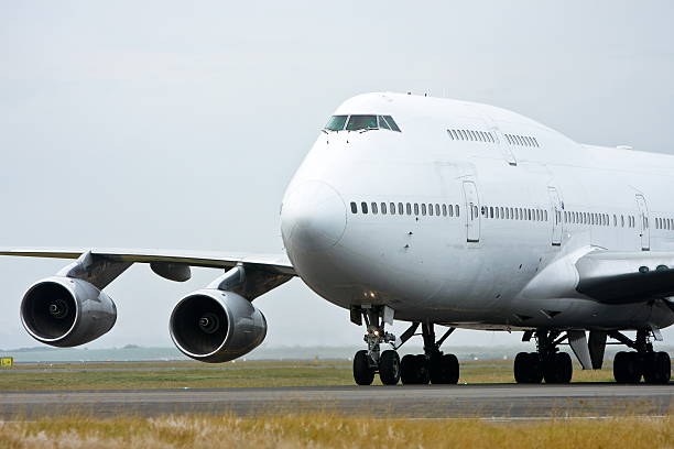 branco boeing 747 jumbojet na pista - boeing 747 airplane commercial airplane jet - fotografias e filmes do acervo