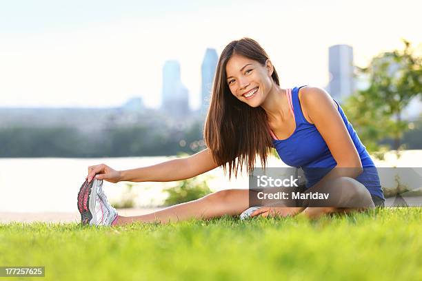 Mujer De Ejercicios De Estiramiento Foto de stock y más banco de imágenes de Correr - Correr, Etnias asiáticas e indias, 20 a 29 años