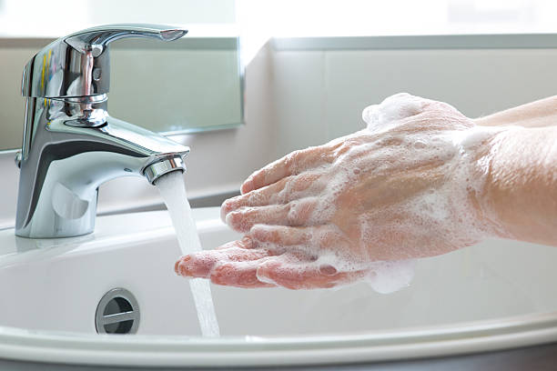 lavando as mãos - one person sink washing hands bathroom - fotografias e filmes do acervo