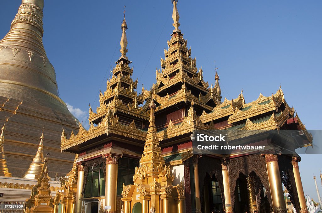 Pagode de Shwedagon, Rangon, Myanmar ao pôr-do-sol - Foto de stock de Buda royalty-free