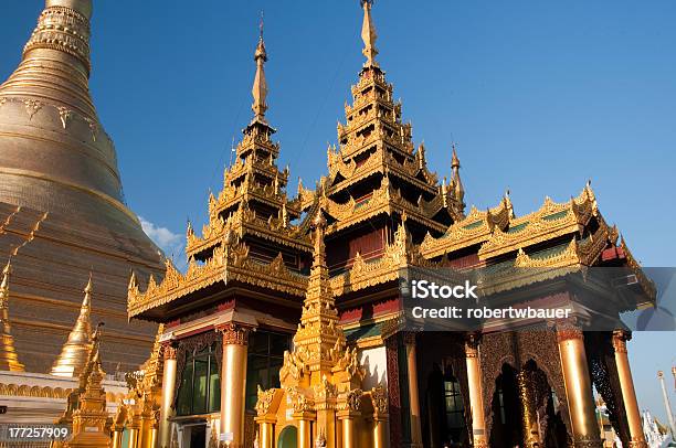 Foto de Pagode De Shwedagon Rangon Myanmar Ao Pôrdosol e mais fotos de stock de Buda - Buda, Budismo, Civilização Milenar
