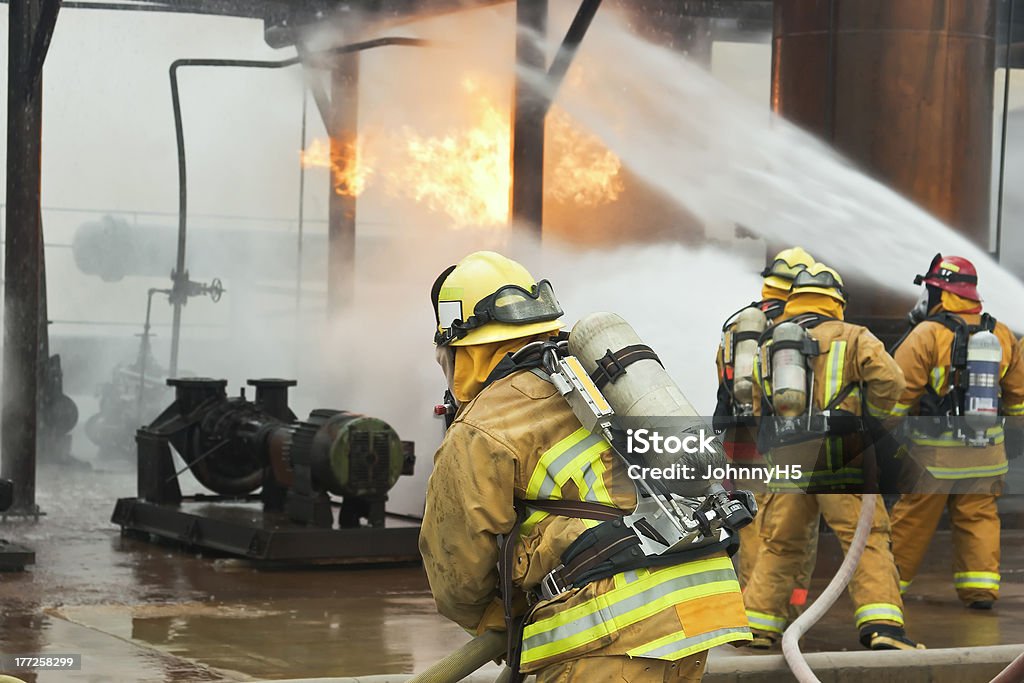 Pompiere assistenza - Foto stock royalty-free di Vigile del fuoco